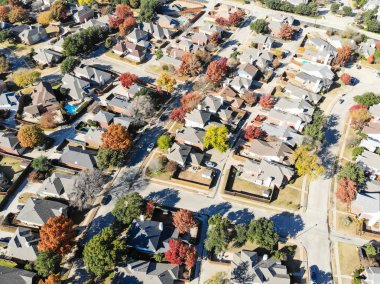 Parlak sonbahar renk yaprakları ile banliyö Dallas top view konut mahalle