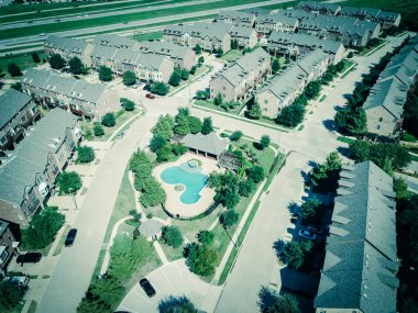 Interstate 635 karayolu banliyöleri Dallas yakınında havuzlu üst görünüm yeni apartman