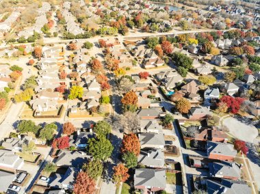 Dallas, Teksas yakınlarındaki sonbaharda göl ve culdesac ile havadan görünüm yerleşim alanı
