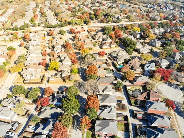 Vista aérea zona residencial con lago y culdesac en otoño cerca de Dallas, Texas —  Fotos de Stock