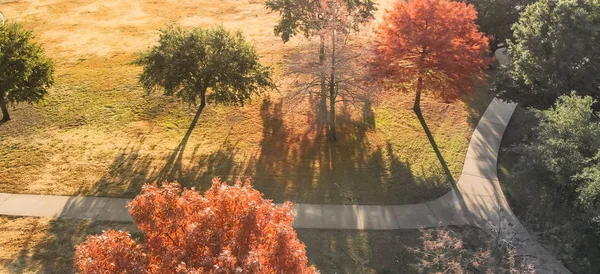 Panoramatický pohled na vrchol zakřivené cesty s barevným podzimním listím nedaleko Dallasu, Texas — Stock fotografie