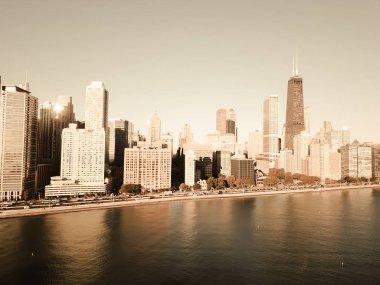 Filtrelenmiş görüntü üst sabah sonbahar ışığı ile Michigan gölüchicago gökdelenler görünümü