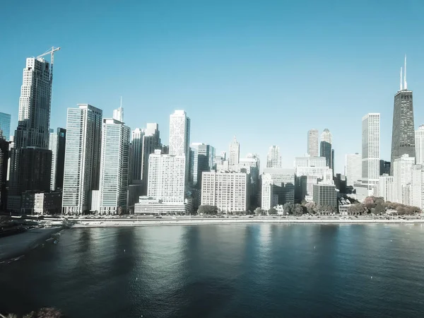 Gefiltertes Bild von oben Chicago Wolkenkratzer aus Michigan See mit Morgenherbstlicht — Stockfoto