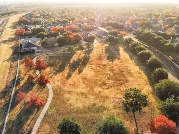Área residencial colorida do lado do parque com folhas brilhantes do outono perto de Dallas, vista superior — Fotografia de Stock