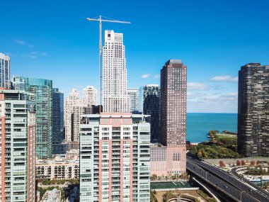 Michigan Gölü yakınlarındaki Chicago nehri boyunca havadan görünüm gökdelen ve ofis binası