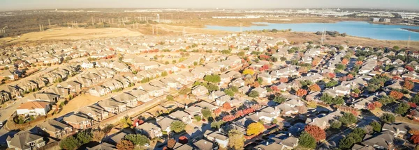 Vista aérea panorámica zona residencial junto al lago con casa nueva y antigua cerca de la zona de negocios en Dallas — Foto de Stock