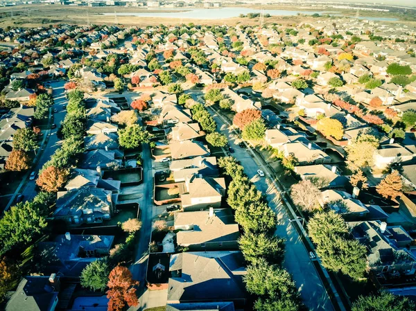 Top view lakeside residential subdivision houses with colorful autumn leaves near Dallas, Texas — Stock Photo, Image