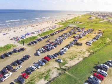 Üst görünüm kargalı otopark ve kumlu Galveston plaj, Texas yaz saati