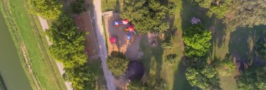 Houston'da oyun alanı, park urları ve temiz nehir ile panoramik üst görünüm şehir parkı