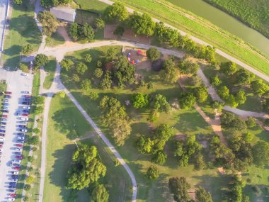 Oyun alanı ile kentsel parkTrailhead de havadan görünümü meşgul otoparklar, Houston yolu