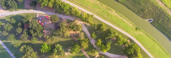 Panorámás kilátás Városliget játszótérrel, ösvények és tiszta folyó Houston — Stock Fotó