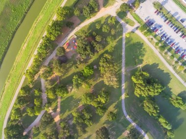 Oyun alanı ile kentsel parkTrailhead de havadan görünümü meşgul otoparklar, Houston yolu