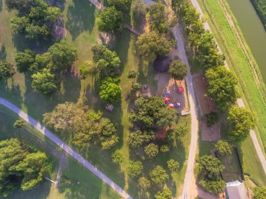 Houston'da oyun alanı, park urları ve temiz nehir ile üst görünüm şehir parkı
