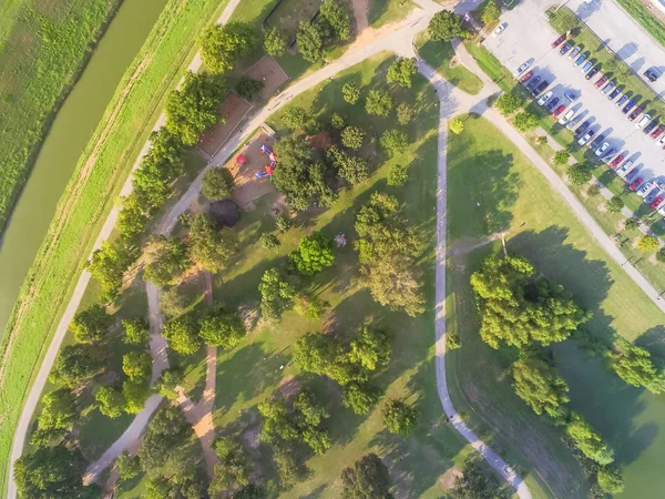 Légi nézet forgalmas parkolók a trailhead a városi park játszótér, út a Houston — Stock Fotó