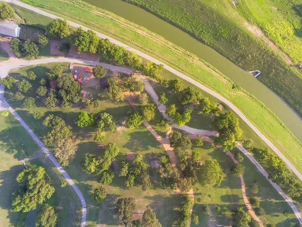 Parque de la ciudad vista superior con parque infantil, senderos y río limpio en Houston —  Fotos de Stock