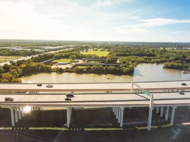 Üst görünüm sel bölgesi ile sütun lu yüksek karayolu