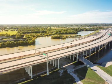 Üst görünüm sel bölgesi ile sütun lu yüksek karayolu