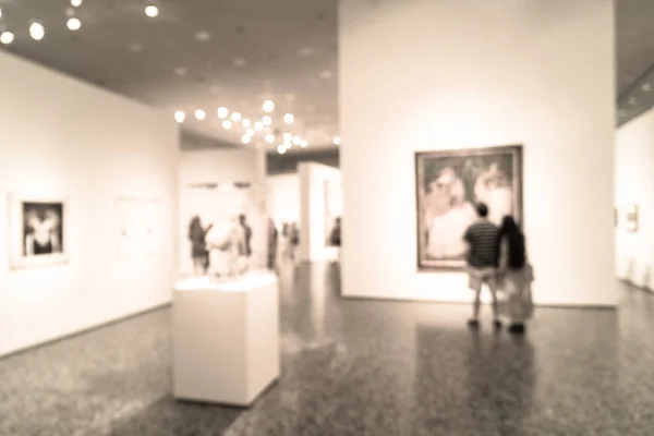 Imagen filtrada borrosa gente de fondo mirando la exhibición de bellas artes en el museo en EE.UU. — Foto de Stock