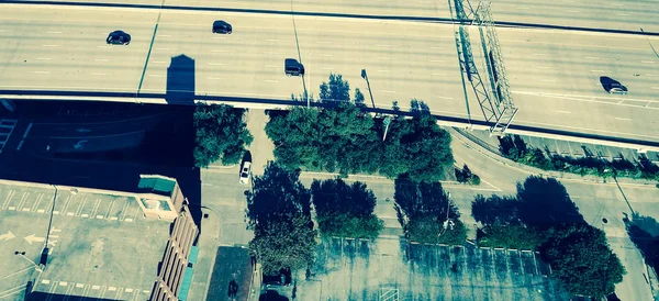 댈러스의 고속도로 근처 옥상 과 주차장이있는 파노라마 다층 차고 — 스톡 사진