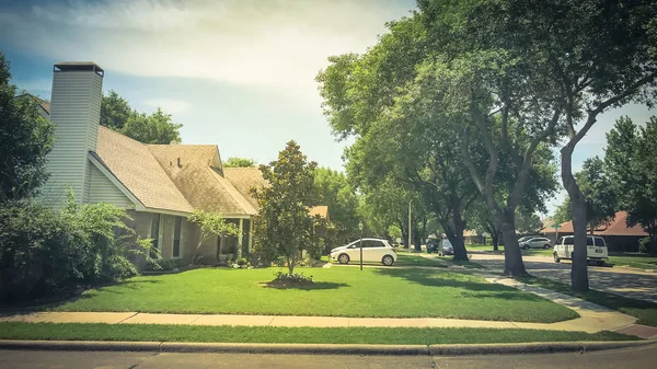 Maison d'angle dans un quartier calme avec grande verrière d'arbres et trottoir de chemin — Photo