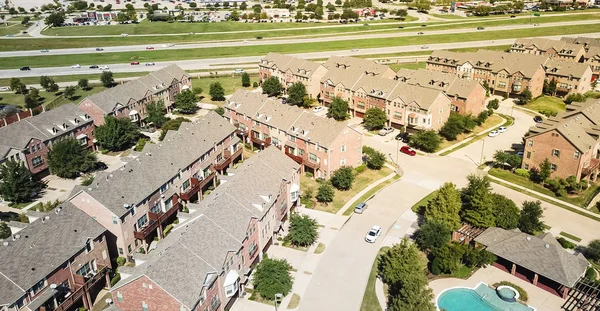 Vista aérea panorâmica edifício de apartamentos com piscina perto da estrada e ruas comerciais — Fotografia de Stock