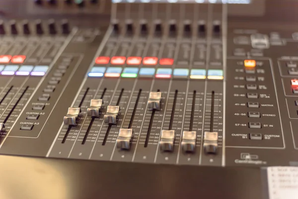 Controllo del mixer audio colorato Giradischi DJ primo piano — Foto Stock