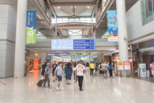 Direção sinais de navegação e loja zona duty free dentro do Aeroporto Internacional de Incheon — Fotografia de Stock