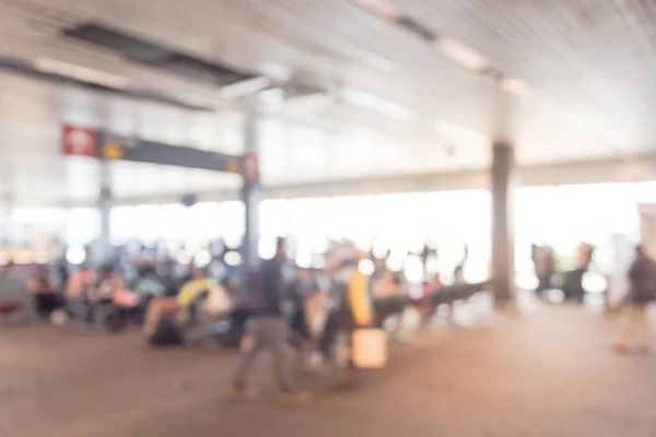 Fondo borroso diversos viajeros esperando en el aeropuerto a bordo de la puerta — Foto de Stock