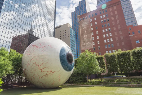 Escultura de fibra de vidrio representada de manera realista Giant Eyeball en el centro de Dallas, Texas — Foto de Stock