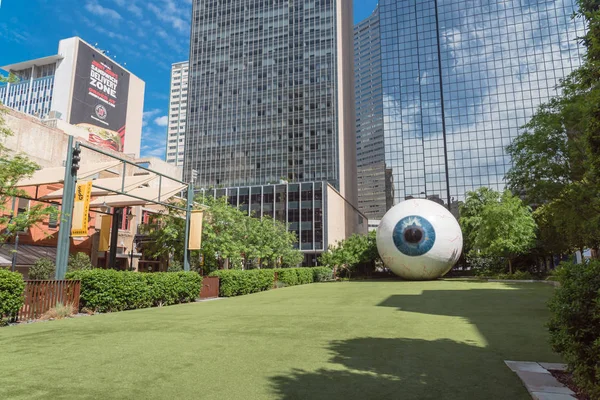 Escultura de fibra de vidrio representada de manera realista Giant Eyeball en el centro de Dallas, Texas — Foto de Stock