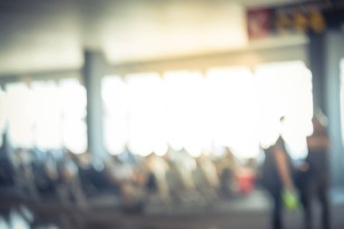 Bulanık arka plan farklı insanlar bekleyen ve havaalanı onboard kapısı yakınında yürüyüş