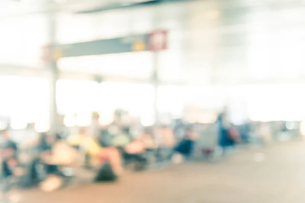 Fondo borroso diversos viajeros esperando en el aeropuerto a bordo de la puerta — Foto de Stock