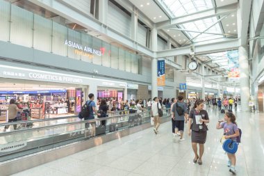 Incheon Uluslararası Havaalanı içinde Duty Free Zone Store ve Asiana arilines işareti