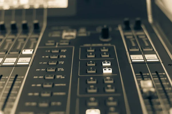 Imagem filtrada controle misturador de som colorido DJ turntable close-up — Fotografia de Stock