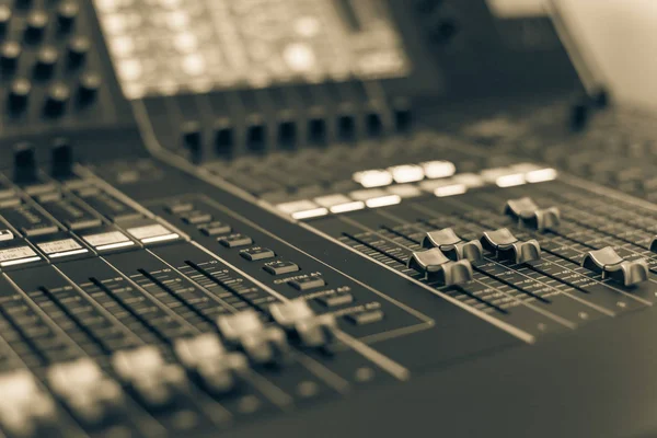 Gefilterde afbeelding kleurrijke SoundMixer Control DJ draaitafel close-up — Stockfoto