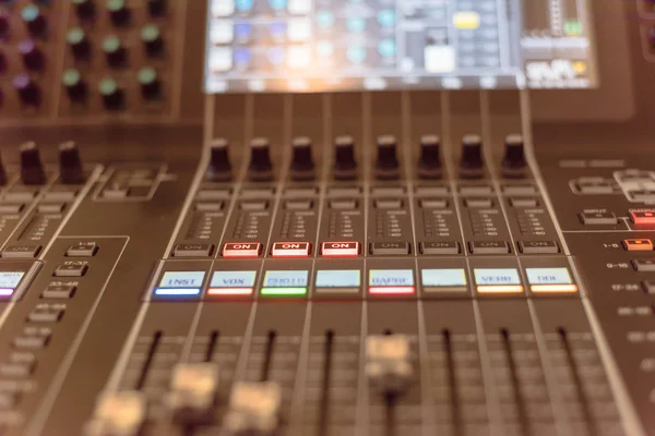 Controllo del mixer audio colorato Giradischi DJ primo piano — Foto Stock