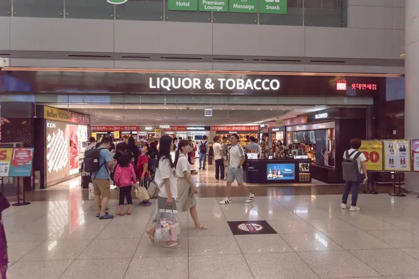 Busy Liquor and Tobacco duty tax store at ICN international airport — Stock Photo, Image