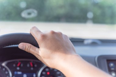 Modern araba direksiyon tutan yakın çekim Asya adam el