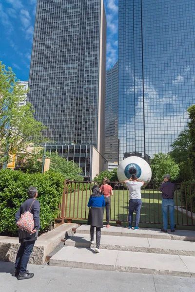 Turistas y residentes locales tomando fotos con Giant Eyeball en el centro de Dallas, Texas — Foto de Stock