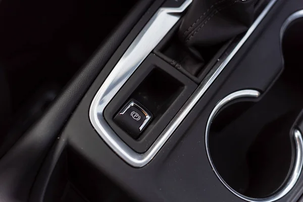 Электронная кнопка тормоза EPB в современном автомобиле — стоковое фото