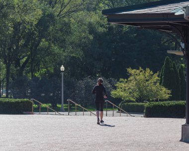 Chicago parkta çalışan sonbahar spor ve kulaklık ile Fitness bayan