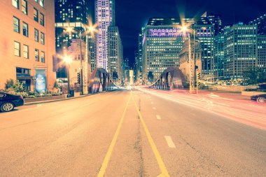 Gece Chicago şehir merkezinde North Lasalle Street köprüde ışık yollar ve ofis binaları