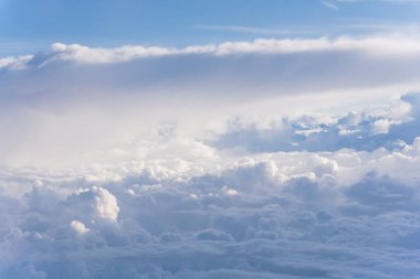 Uçaktan gün doğumunda gerçek dışı ve dramatik Altocumulus bulut oluşumu