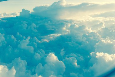 Filtrelenmiş görüntü gerçek dışı ve dramatik Altocumulus bulut oluşumu uçaktan gün doğumunda