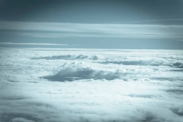 Imagem filtrada irreal e dramática Formação de nuvens Altocumulus ao nascer do sol do avião — Fotografia de Stock