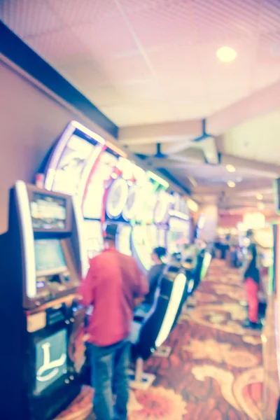 Los jugadores de fondo borroso disfrutan jugando en el casino americano —  Fotos de Stock