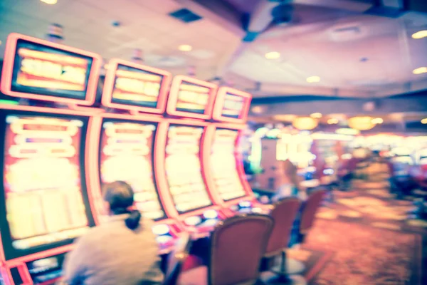 Filtrado tono borroso fondo típico casino en América con máquinas tragamonedas y juego temático —  Fotos de Stock