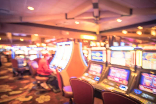 Fondo borroso casino típico en América con máquinas tragamonedas y juegos temáticos —  Fotos de Stock