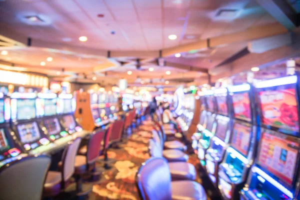 Slot makineleri ve temalı oyun ile Amerika'da Bulanık arka plan tipik casino — Stok fotoğraf