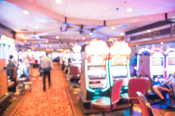 Rozmazaný hráč na pozadí si hraje s hazardem v americkém kasinu — Stock fotografie